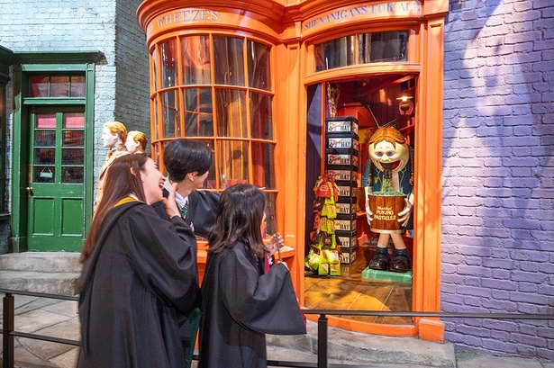 「ウィーズリー・ウィザード・ウィーズ店」を覗いて思わず笑ってしまうママ！