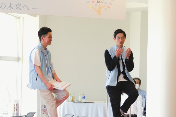 【写真】高良健吾さんと西川正明さんによるステージ