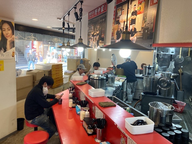 店内に濃厚なスープの香りが漂う