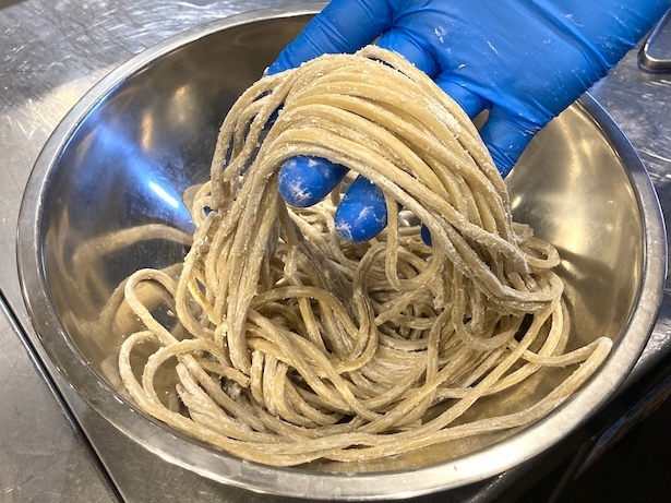 国産小麦100％の超極太麺を使用