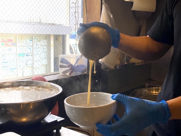 濃くとろみのあるつけ汁。大量のガラや乾物の旨味を最大限に抽出
