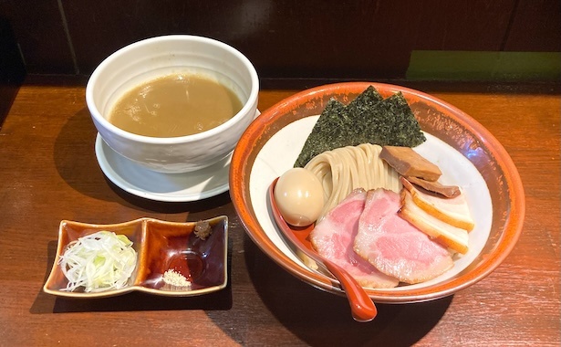 「特製つけ麺 並」(1350円)、麺大盛り300グラム(＋100円)