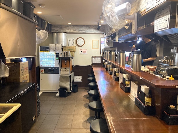 カウンターは9席。行列もしばしば。昼過ぎや開店直後に行くとスムーズに入れることが多い