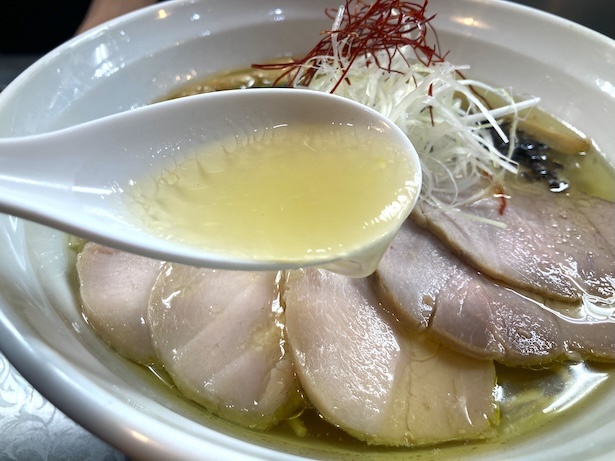 仕上げに入れる若鶏油が、ラーメンを上質でコクのある味わいに変える
