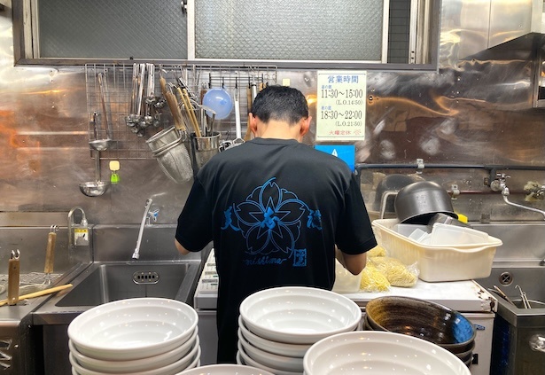 ラーメン作りから接客まで店主ひとりで対応