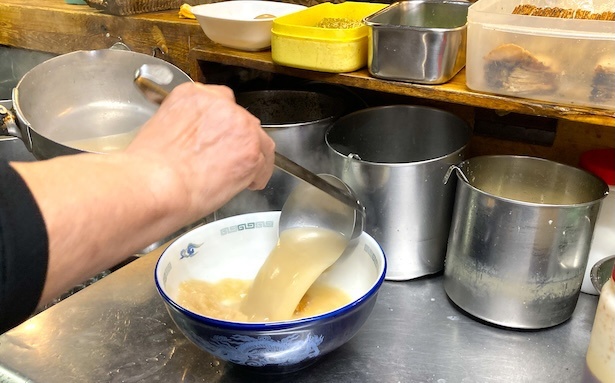 博多(福岡)の屋台で学んだのち、独自に改良を重ねながらラーメン作りを行う
