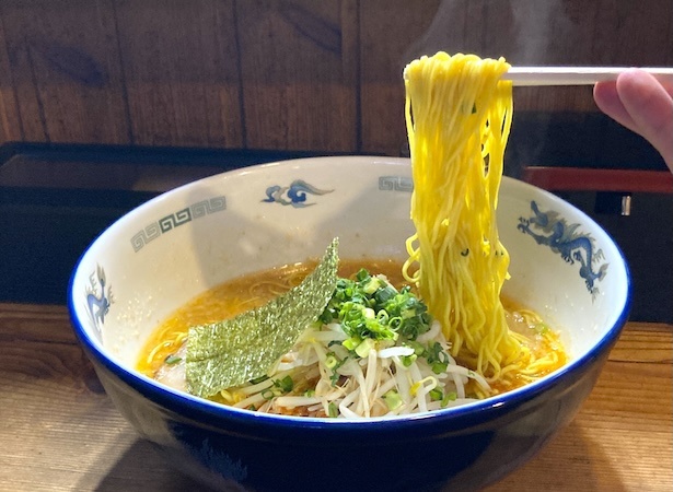 ストレートの細麺を使用。豚ゲンコツのスープや万能ネギなど福岡の博多ラーメンがベース