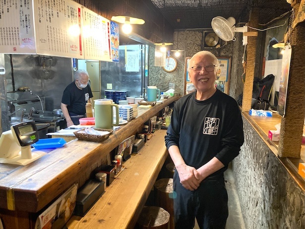店主の小田富男さんが温かく迎えてくれる