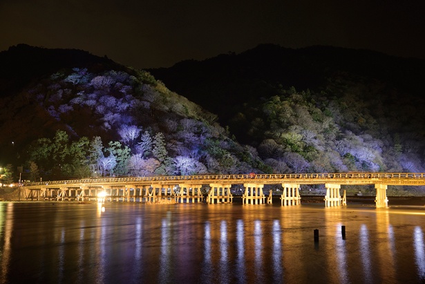 渡月橋と山裾、水辺などをライトアップ/京都・嵐山花灯路-2017