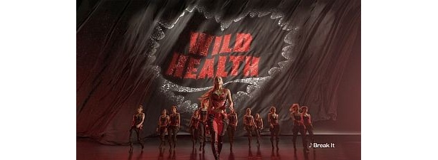 ダンサーを従えて踊る姿がステキ