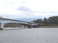 展望デッキからは富士山を背景にした河口湖大橋が眺められる