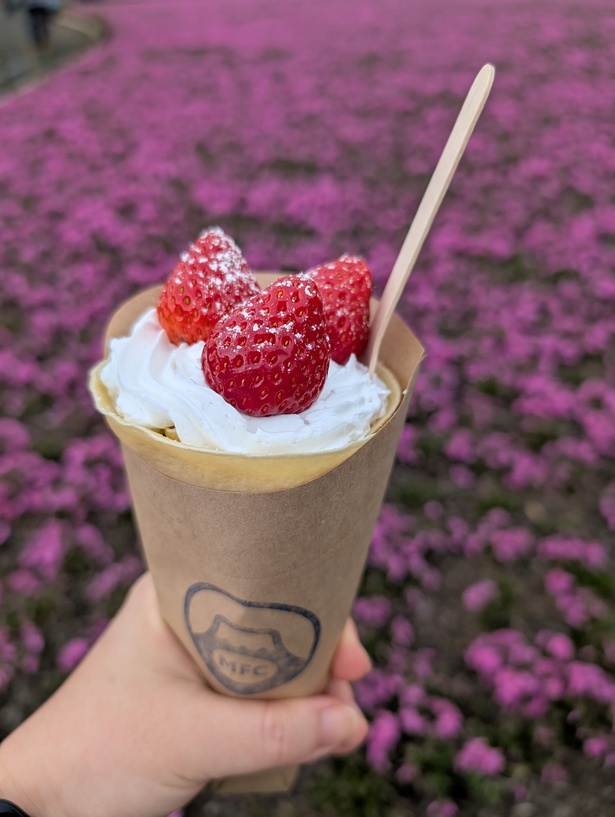 キッチンカーで販売している苺のクレープ
