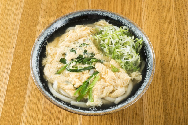 ふわふわの卵が決め手のニラとじがのる「ニラとじうどん」(440円)