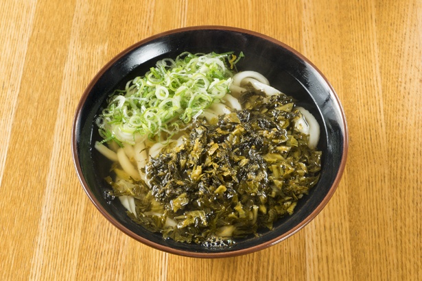 福岡のラーメン店では定番の高菜をうどんにのせたユニークな一品「辛子タカナうどん」(420円)