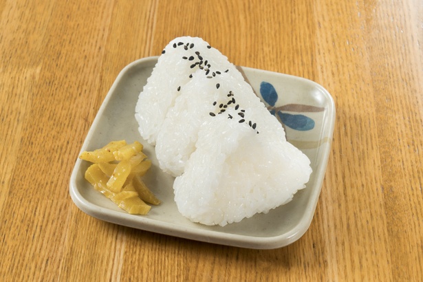九州産の米で握る「おにぎり」(3個200円)。添えられている自家製の漬物も美味