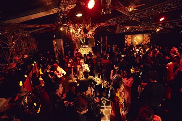 闇に包まれた会場でハロウィンを楽しもう！