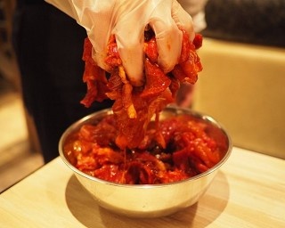 肉のつかみどりがタダ!?上野の居酒屋で1か月限定イベント開催