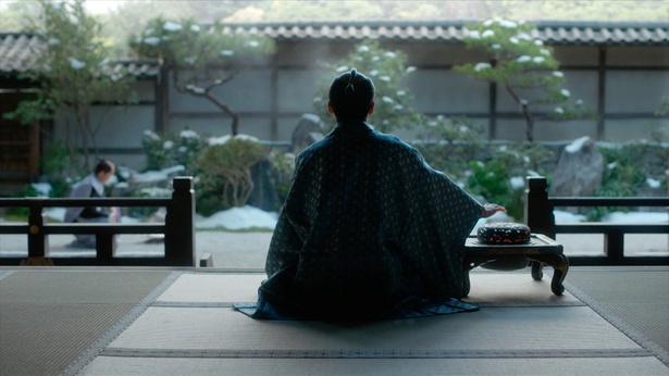 後ろ姿でもゾクッとする…一橋治済(生田斗真)