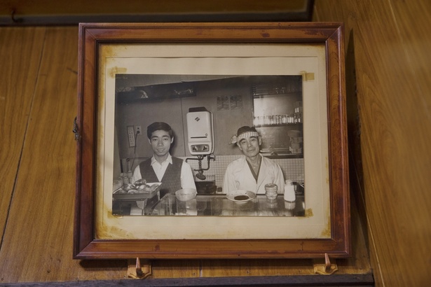 店内に飾られている写真。左が20歳のころの豊二さん、右が創業者である父の服部弘(ひろし)さん