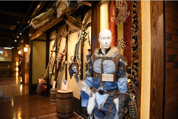 会場には、作中に登場する武器や装備も展示されている