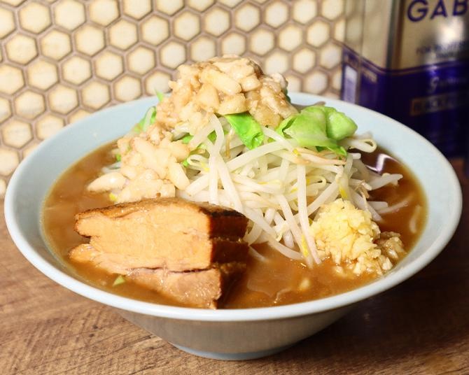 取り寄せ冷凍ラーメンEC「ラーメンじゃーにー」から初のオリジナルラーメン「青春!! 爆山ぶた二郎！」が登場