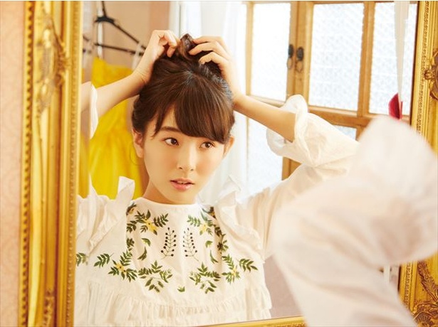 ヘアをハーフアップにセットすれば完成！