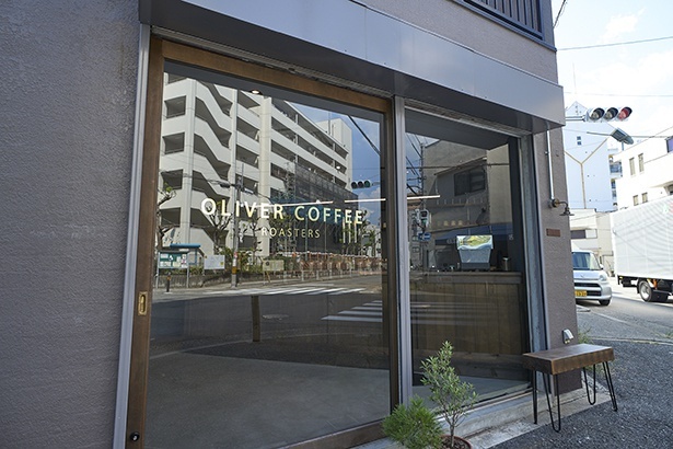 店は交差点の角地にあり、全面ガラス張りで立ち寄りやすい雰囲気