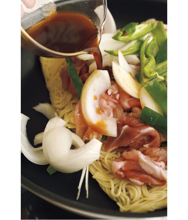 ふたをして弱めの中火にかけ、3~4分蒸し焼きにする レシピ考案/武蔵裕子 撮影/髙杉 純