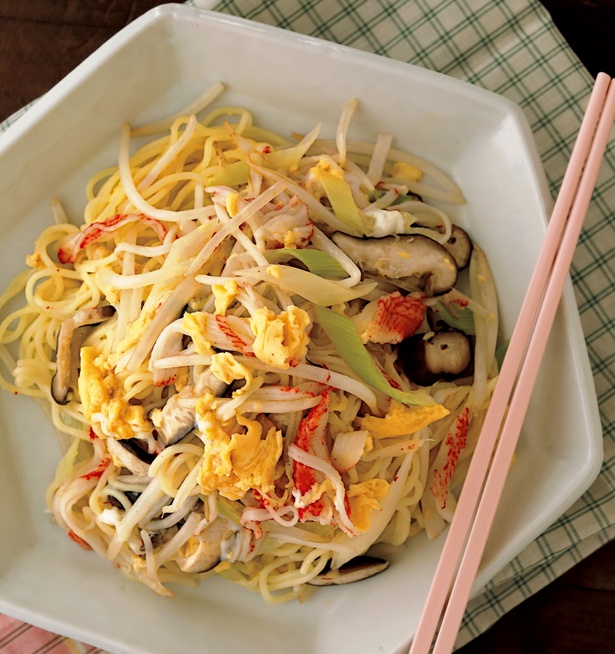 かにかま天津風焼きそば レシピ考案／武蔵裕子　撮影／髙杉 純