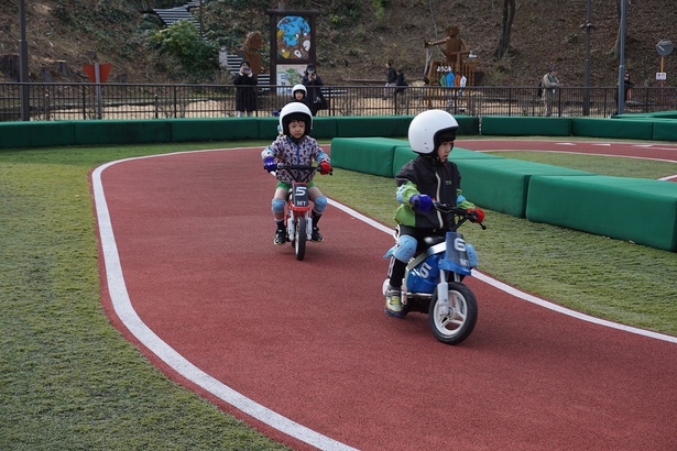 3歳から自分で運転できる「モーターサイクル トレーニング」。事前にしっかり乗り方を教えてくれるので小さい子でも大丈夫!