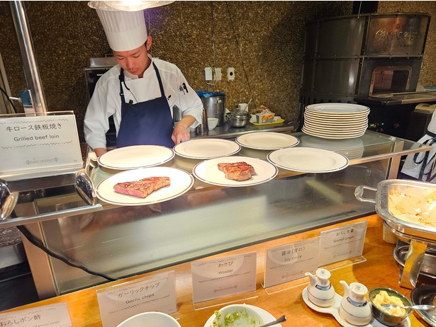 鉄板焼きとピザはシェフがその場で焼いてくれる