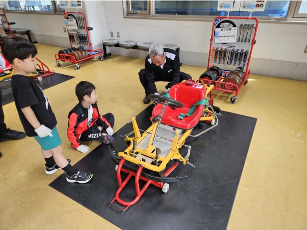 自分で車を組み立てる体験ができる「ピット工房」。工具も本格的！