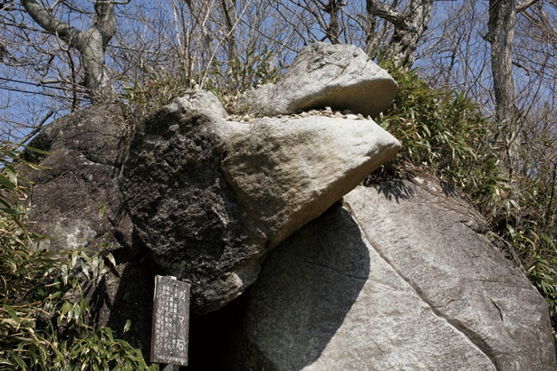 女体山少し手前に、口の中に石を投げ入れると金運が上がるという言い伝えがある「ガマ石」がある