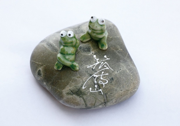 コマ展望台にはいろいろなカエルグッズのおみやげも多数。筑波山カエル置物360円～