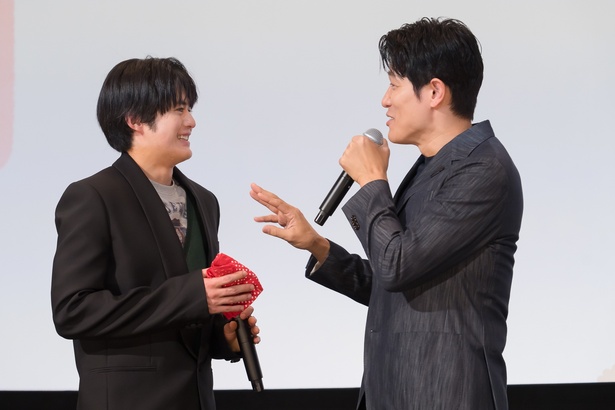 鈴鹿央士、鈴木亮平