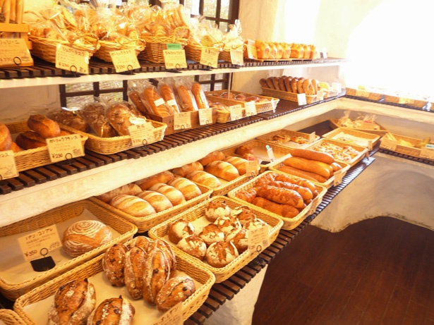 レイクベイク＆カフェには、旬の素材を使ったパンがズラリ