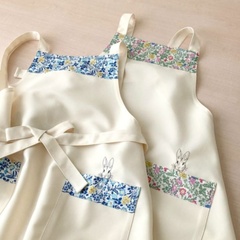 エプロンは、ブーケブルー(刺繍色：ネイビー)と、ガーデンピンク(刺繍色：ブラウン)の2種