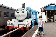 普段からトーマスのおもちゃで遊ぶのが大好きというゆうのすけくんを連れて、「DAY OUT WITH THOMAS(TM) 2025」に参加した小西ファミリー