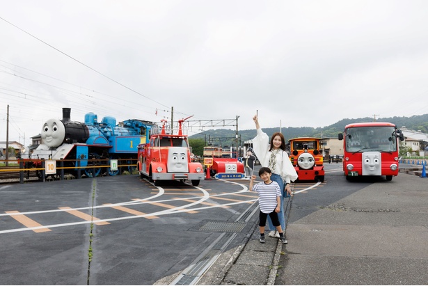 オープニング式典のために、フェア会場に大集合したトーマスとなかまたち