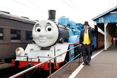 トップハム・ハット卿に扮した大井川鐵道の社長・鳥塚さんと「きかんしゃトーマス号」の共演！