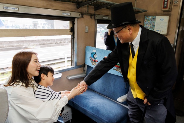 車内の客席を回って乗客に挨拶したり、記念撮影をしたりと大忙し！