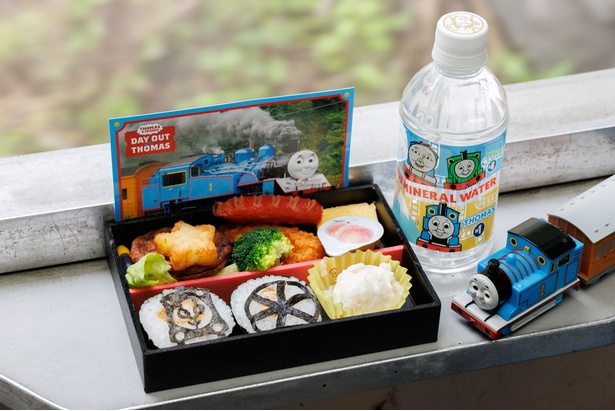 スクエア型にリニューアルした「きかんしゃトーマス弁当」(1200円)。限定ポストカード付き。「トーマスミネラルウォーター」(160円)