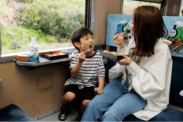 車内で、家族と一緒に食べるお弁当はまた格別！