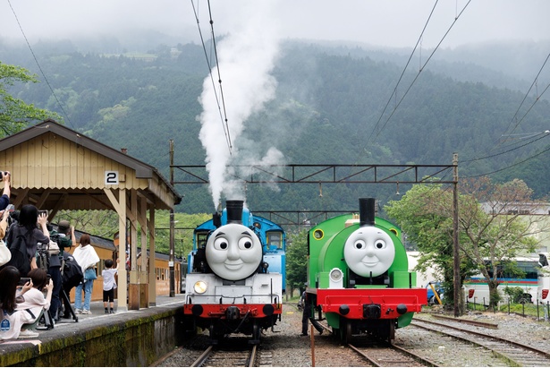 トーマス号が鳴らす汽笛が周囲に響く。久しぶりの再会を喜んでいるかのよう！※報道公開日のみの特別な演出です