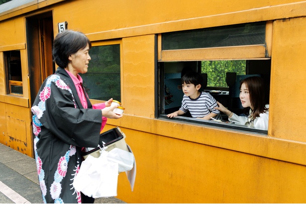 終点の川根温泉笹間渡駅では、ホームから「SL黒アイス」(1個500円)の立ち売りを実施。昭和を感じさせる光景に、ゆうのすけくんも興味津々