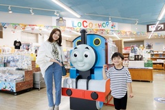 トーマスグッズやお弁当、地元産のお土産品などが購入できる「プラザロコ」