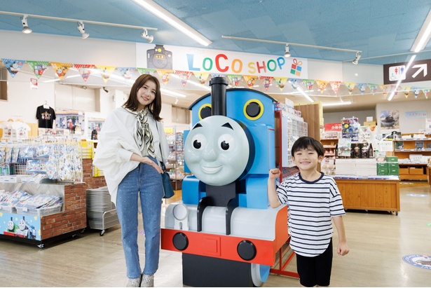 トーマスグッズやお弁当、地元産のお土産品などが購入できる「プラザロコ」