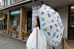 ビニール傘とは思えないくらいしっかりしたつくりの「コラボ ビニール傘」(1540円)。「デザインが大人っぽいところがいいですね！」(ゆきこさん)