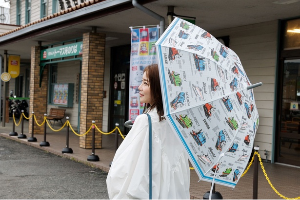 ビニール傘とは思えないくらいしっかりしたつくりの「コラボ ビニール傘」(1540円)。「デザインが大人っぽいところがいいですね！」(ゆきこさん)
