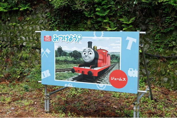 トビー号の車窓から、なかまたちの看板があちこちに見えるので探してみよう